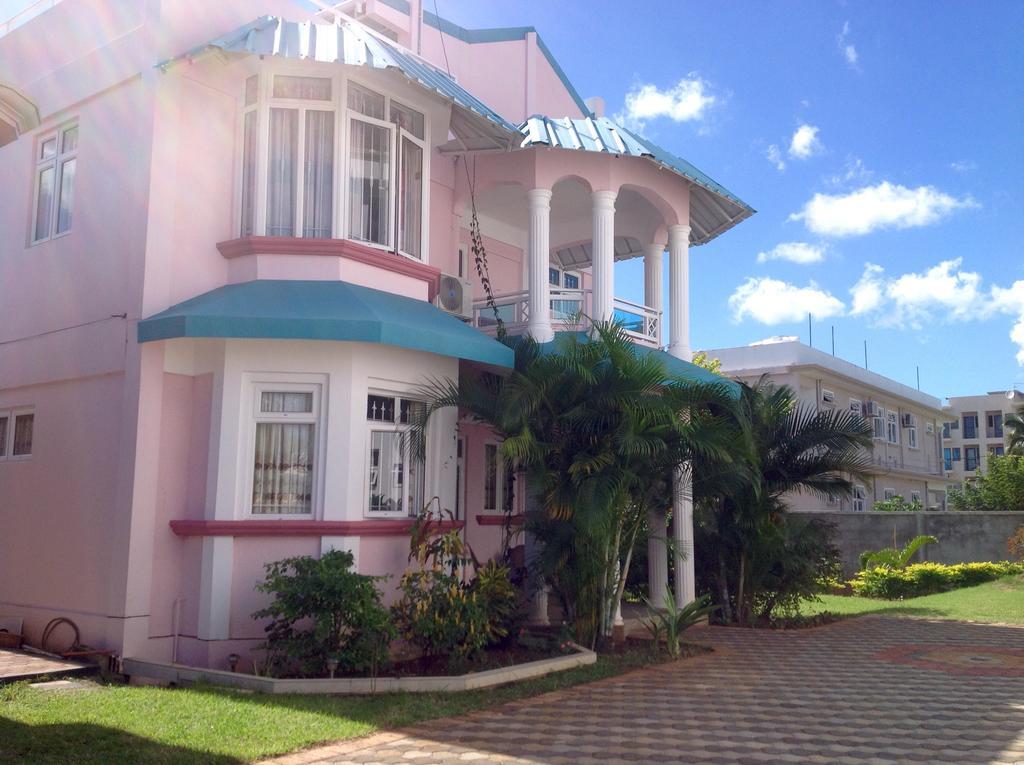 Fayruz Villa Is A 3 Bedroom, 3 Bathroom Detached House With Ac And Swimming Pool 5 Minutes Walk From Flic En Flac Public Beach Esterno foto